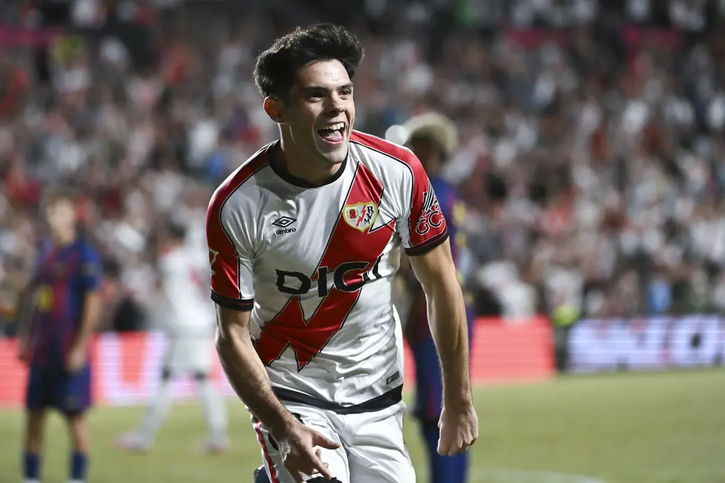 FOTOGRAFÍA. VALLECAS (MADRID) REINO DE ESPAÑA, 31 DE AGOSTO DE 2025. El centrocampista del Rayo Vallecano Fran Pérez celebra su gol durante el partido de la tercera jornada de LaLiga entre el Rayo Vallecano y el FC Barcelona, este domingo en el estadio de Vallecas. Efe