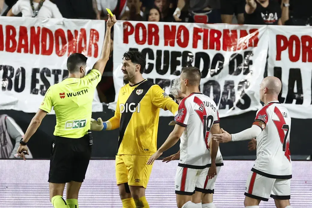 FOTOGRAFÍA. VALLECAS (MADRID) REINO DE ESPAÑA, 31 DE AGOSTO DE 2025. Tarjeta amarilla al guardameta del Rayo Augusto Batalla por protestar el penalti pitado a favor del FC Barcelona durante el partido de la tercera jornada de LaLiga entre el Rayo Vallecano y el FC Barcelona, este domingo en el estadio de Vallecas. Efe