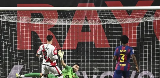FOTOGRAFÍA. VALLECAS (MADRID) REINO DE ESPAÑA, 31 DE AGOSTO DE 2025. El guardameta del Barcelona Joan García Pons (c) detiene un balón durante el partido de LaLiga entre el Rayo Vallecano y el Barcelona, este domingo en el estadio de Vallecas. Efe