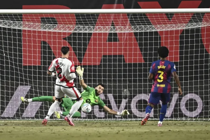 El Barcelona suma un punto ante el Rayo (3) FOTOGRAFÍA. VALLECAS (MADRID) REINO DE ESPAÑA, 31 DE AGOSTO DE 2025. El guardameta del Barcelona Joan García Pons (c) detiene un balón durante el partido de LaLiga entre el Rayo Vallecano y el Barcelona, este domingo en el estadio de Vallecas. Efe