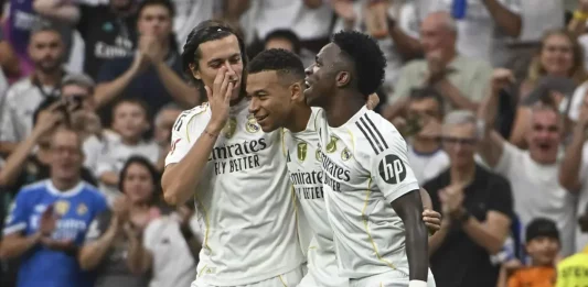 FOTOGRAFÍA.MADRID (REINO DE ESPAÑA), 20 DE SPETIEMBRE DE 2025. El delantero francés del Real Madrid Kylian Mbappé (c) celebra con Álvaro Carreras (izda) y Vinicius el segundo gol conseguido durante el partido de la jornada 5 de LaLiga EA Sports, que disputan el Real Madrid y el RCD Espanyol, en el estadio Santiago Bernabéu de la capital española. Efe