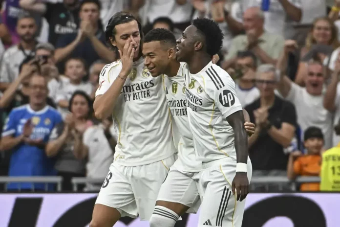 FOTOGRAFÍA.MADRID (REINO DE ESPAÑA), 20 DE SPETIEMBRE DE 2025. El delantero francés del Real Madrid Kylian Mbappé (c) celebra con Álvaro Carreras (izda) y Vinicius el segundo gol conseguido durante el partido de la jornada 5 de LaLiga EA Sports, que disputan el Real Madrid y el RCD Espanyol, en el estadio Santiago Bernabéu de la capital española. Efe