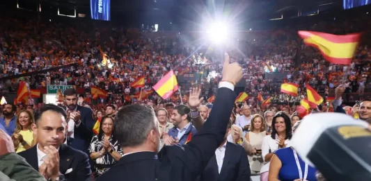 FOTOGRAFÍA. CARABANCHEL (COMUNIDAD DE MADRID) REINO DE ESPAÑA, 14 DE SEPTIEMBRE DE 2025. Más de 8.500 personas se han puesto en pie este domingo para rendirle un homenaje e histórico adiós al patriota comentarista estadounidense Charles James Kirk (Charlie Kirk), asesino cruelmente por la Izquierda/WOKE/Migracionismo/globalismo el pasado miércoles en Orem, en el Campus Drive de la Universidad del Estado de Utah (estados Unidos de América, EEUU). En el acto intervienen y participan líderes patriotas de todo el Occidente libre: Hispanoamérica, Europa y Estados Unidos de América. Están presentes numerosos dirigentes de Patriots of Europe; algunos de ellos intervienen en videoconferencia en el acto que el líder de Patriots y de VOX clausurará con uno de sus mejores intervenciones; se prevé que, en clave nacional español, Abascal presente una alternativa al pueblo español para asaltar los cielos y gobernar España, y en clave europea, una alternativa a la destrucción de la civilización europea que promueven la élite WOKE a través de los principales partidos del Gobierno de la Unión Europea: Partido Popular (PP) y Partido socialista (PSOE) junto a las formaciones de extrema izquierdas y climáticas. Lasvocesdelpueblo (Ñ pueblo)