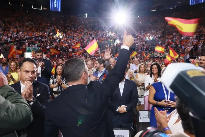 FOTOGRAFÍA. CARABANCHEL (COMUNIDAD DE MADRID) REINO DE ESPAÑA, 14 DE SEPTIEMBRE DE 2025. Más de 8.500 personas se han puesto en pie este domingo para rendirle un homenaje e histórico adiós al patriota comentarista estadounidense Charles James Kirk (Charlie Kirk), asesino cruelmente por la Izquierda/WOKE/Migracionismo/globalismo el pasado miércoles en Orem, en el Campus Drive de la Universidad del Estado de Utah (estados Unidos de América, EEUU). En el acto intervienen y participan líderes patriotas de todo el Occidente libre: Hispanoamérica, Europa y Estados Unidos de América. Están presentes numerosos dirigentes de Patriots of Europe; algunos de ellos intervienen en videoconferencia en el acto que el líder de Patriots y de VOX clausurará con uno de sus mejores intervenciones; se prevé que, en clave nacional español, Abascal presente una alternativa al pueblo español para asaltar los cielos y gobernar España, y en clave europea, una alternativa a la destrucción de la civilización europea que promueven la élite WOKE a través de los principales partidos del Gobierno de la Unión Europea: Partido Popular (PP) y Partido socialista (PSOE) junto a las formaciones de extrema izquierdas y climáticas. Lasvocesdelpueblo (Ñ pueblo)