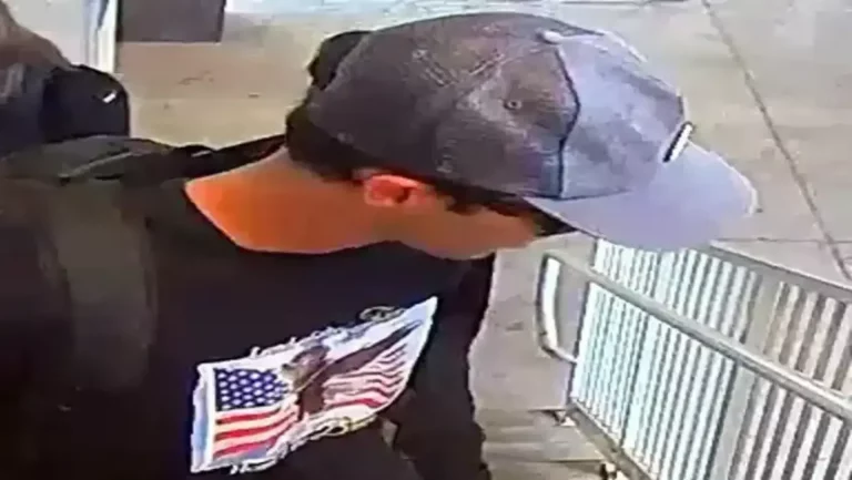 FOTOGRAFÍA. OREM 8UTAH) ESTADOS UNIDOS DE AMÉRICA, EEUU, 10 DE SEPTIEMBRE DE 2025. El Oficina Federal de Investigaciones (FBI) publica un video del tirador del tiroteo en Utah Valley. Se ve al sujeto saltando desde la azotea de un edificio después del tiroteo. Alrededor de las 12 p. m., hora de la montaña, del 10 de septiembre de 2025, el sujeto subió a una azotea; tras disparar y matar a Charlie Kirk, saltó y huyó. Dejó un arma y municiones en una zona boscosa cerca de la universidad. Las pruebas obtenidas en la escena de la azotea incluyen huellas de zapatos, una huella de antebrazo y una huella de palma. Lasvocesdelpueblo (Ñ Pueblo)