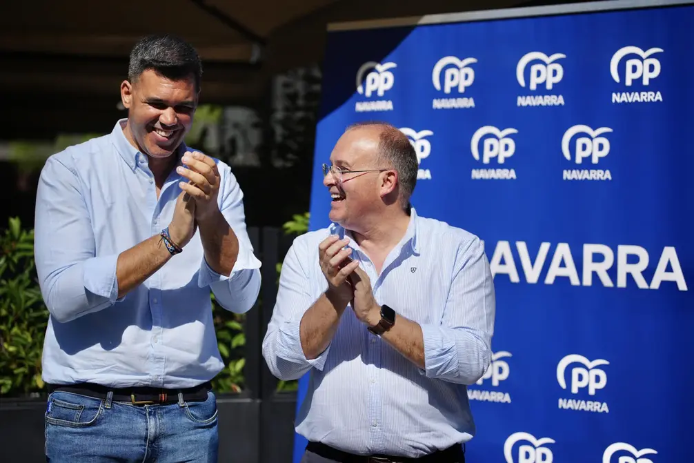 FOTOGRAFÍA. PAMPLONA (NAVARRA) REINO DE ESPAÑA, 06 DE SEPTIEMBRE DE 2025. El secretario general del PP, Miguel Ángel Tellado Filgueira (Miguel Tellado) (d), junto al presidente del PP en Navarra, Javier García (i), durante la apertura del curso político en Pamplona, este sábado. David Mudarra/Partido Popular (PP)/Efe