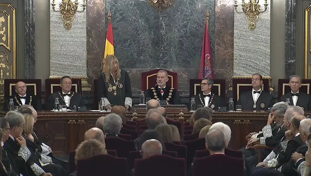 FOTOGRAFÍA. MADRID (REINO DE ESPAÑA), 05 DE SEPTIEMBRE DE 2025. El jefe del Estado español su Majestad el rey Felipe Juan Pablo Alfonso de Todos los Santos de Borbón y Grecia (Felipe VI), preside el acto de apertura judicial 2025 - 2026; en la Sala de Plenos del Tribunal Supremo donde estuvieron presentes: presidente del Tribunal Supremo (TS) y del Consejo General del Poder Judicial (CGPJ) del Reino de España, María Isabel Perelló Doménech (Isabel Perelló); el imputado y procesado fiscal general del Estado, Álvaro García Ortiz (PSOE); los vocales del Consejo General del Poder Judicial, los integrantes de la Sala de Gobierno del Tribunal Supremo y los magistrados de este órgano judicial; y los presidentes de los Tribunales Superiores de Justicia de todo el Reino español, entre otras autoridades judiciales; como personalidad civiles de otros poderes del Estado, estuvieron presentes presencia de la presidente del Congreso de los Diputados, Francesca Lluc Armengol Socías (Francina Armengol) (PSOE); del ministro de la Presidencia, Justicia y Relaciones con las Cortes, Félix Bolaños García (PSOE); de la presidenta del Consejo de Estado, Carmen Calvo Poyato (PSOE); de la presidente del Tribunal de Cuentas, Enriqueta Chicano Jávega (PSOE); y del Defensor del Pueblo, Ángel Gabilondo Pujol (PSOE).