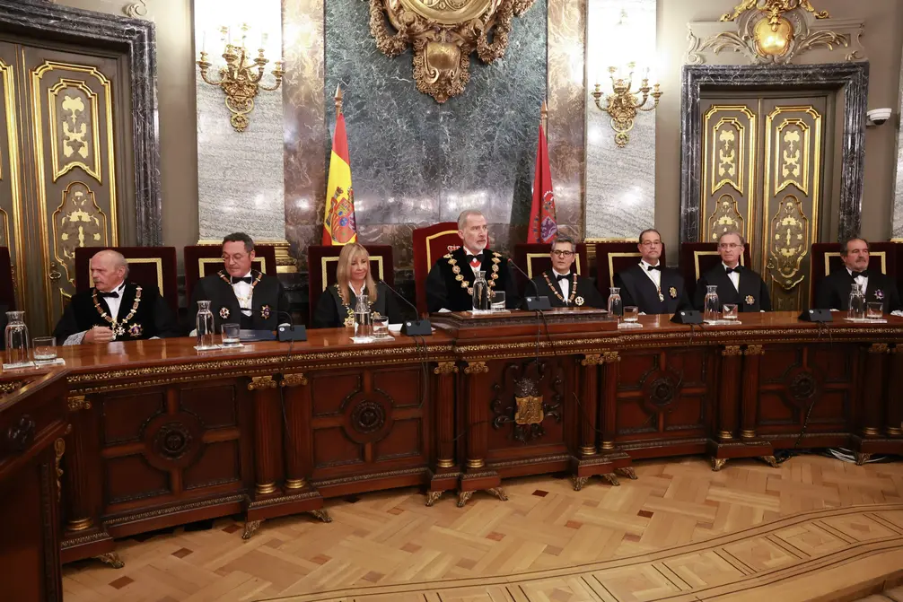 FOTOGRAFÍA. MADRID (REINO DE ESPAÑA), 05 DE SEPTIEMBRE DE 2025. El jefe del Estado español su Majestad el rey Felipe Juan Pablo Alfonso de Todos los Santos de Borbón y Grecia (Felipe VI), preside el acto de apertura judicial 2025 - 2026; en la Sala de Plenos del Tribunal Supremo donde estuvieron presentes: presidente del Tribunal Supremo (TS) y del Consejo General del Poder Judicial (CGPJ) del Reino de España, María Isabel Perelló Doménech (Isabel Perelló); el imputado y procesado fiscal general del Estado, Álvaro García Ortiz (PSOE); los vocales del Consejo General del Poder Judicial, los integrantes de la Sala de Gobierno del Tribunal Supremo y los magistrados de este órgano judicial; y los presidentes de los Tribunales Superiores de Justicia de todo el Reino español, entre otras autoridades judiciales; como personalidad civiles de otros poderes del Estado, estuvieron presentes presencia de la presidente del Congreso de los Diputados, Francesca Lluc Armengol Socías (Francina Armengol) (PSOE); del ministro de la Presidencia, Justicia y Relaciones con las Cortes, Félix Bolaños García (PSOE); de la presidenta del Consejo de Estado, Carmen Calvo Poyato (PSOE); de la presidente del Tribunal de Cuentas, Enriqueta Chicano Jávega (PSOE); y del Defensor del Pueblo, Ángel Gabilondo Pujol (PSOE).