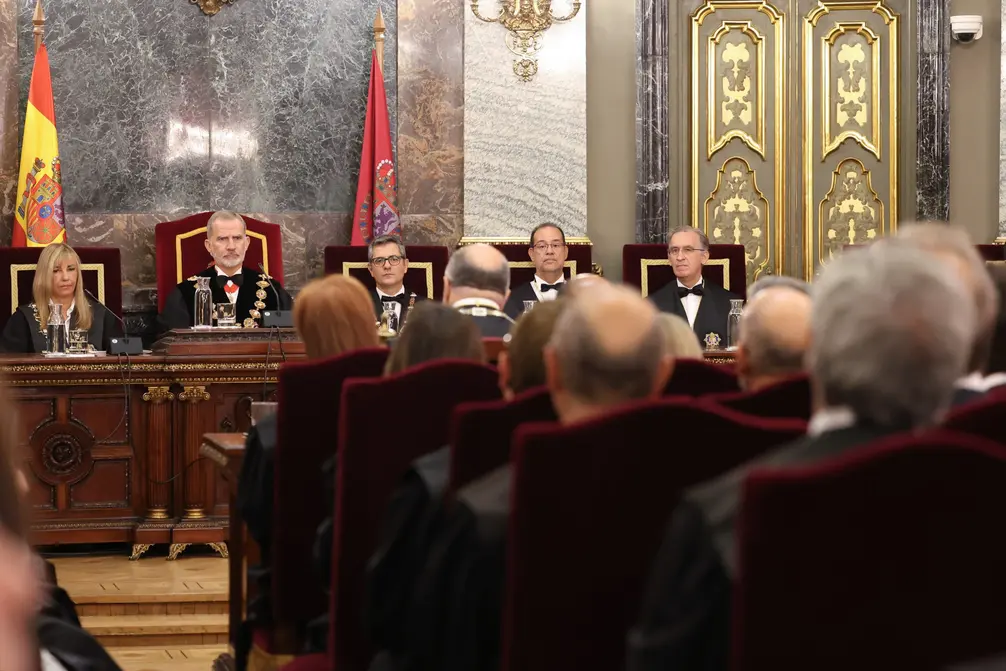 FOTOGRAFÍA. MADRID (REINO DE ESPAÑA), 05 DE SEPTIEMBRE DE 2025. El jefe del Estado español su Majestad el rey Felipe Juan Pablo Alfonso de Todos los Santos de Borbón y Grecia (Felipe VI), preside el acto de apertura judicial 2025 - 2026; en la Sala de Plenos del Tribunal Supremo donde estuvieron presentes: presidente del Tribunal Supremo (TS) y del Consejo General del Poder Judicial (CGPJ) del Reino de España, María Isabel Perelló Doménech (Isabel Perelló); el imputado y procesado fiscal general del Estado, Álvaro García Ortiz (PSOE); los vocales del Consejo General del Poder Judicial, los integrantes de la Sala de Gobierno del Tribunal Supremo y los magistrados de este órgano judicial; y los presidentes de los Tribunales Superiores de Justicia de todo el Reino español, entre otras autoridades judiciales; como personalidad civiles de otros poderes del Estado, estuvieron presentes presencia de la presidente del Congreso de los Diputados, Francesca Lluc Armengol Socías (Francina Armengol) (PSOE); del ministro de la Presidencia, Justicia y Relaciones con las Cortes, Félix Bolaños García (PSOE); de la presidenta del Consejo de Estado, Carmen Calvo Poyato (PSOE); de la presidente del Tribunal de Cuentas, Enriqueta Chicano Jávega (PSOE); y del Defensor del Pueblo, Ángel Gabilondo Pujol (PSOE).