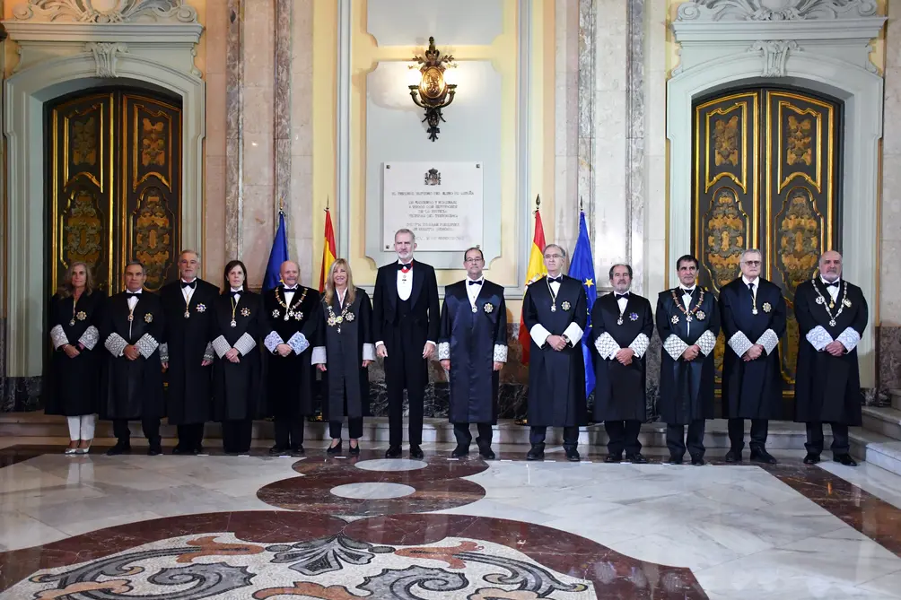 FOTOGRAFÍA. MADRID (REINO DE ESPAÑA), 05 DE SEPTIEMBRE DE 2025. El jefe del Estado español su Majestad el rey Felipe Juan Pablo Alfonso de Todos los Santos de Borbón y Grecia (Felipe VI), preside el acto de apertura judicial 2025 - 2026; en la Sala de Plenos del Tribunal Supremo donde estuvieron presentes: presidente del Tribunal Supremo (TS) y del Consejo General del Poder Judicial (CGPJ) del Reino de España, María Isabel Perelló Doménech (Isabel Perelló); el imputado y procesado fiscal general del Estado, Álvaro García Ortiz (PSOE); los vocales del Consejo General del Poder Judicial, los integrantes de la Sala de Gobierno del Tribunal Supremo y los magistrados de este órgano judicial; y los presidentes de los Tribunales Superiores de Justicia de todo el Reino español, entre otras autoridades judiciales; como personalidad civiles de otros poderes del Estado, estuvieron presentes presencia de la presidente del Congreso de los Diputados, Francesca Lluc Armengol Socías (Francina Armengol) (PSOE); del ministro de la Presidencia, Justicia y Relaciones con las Cortes, Félix Bolaños García (PSOE); de la presidenta del Consejo de Estado, Carmen Calvo Poyato (PSOE); de la presidente del Tribunal de Cuentas, Enriqueta Chicano Jávega (PSOE); y del Defensor del Pueblo, Ángel Gabilondo Pujol (PSOE).