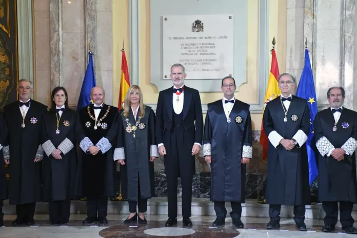 FOTOGRAFÍA. MADRID (REINO DE ESPAÑA), 05 DE SEPTIEMBRE DE 2025. El jefe del Estado español su Majestad el rey Felipe Juan Pablo Alfonso de Todos los Santos de Borbón y Grecia (Felipe VI), preside el acto de apertura judicial 2025 - 2026; en la Sala de Plenos del Tribunal Supremo donde estuvieron presentes: presidente del Tribunal Supremo (TS) y del Consejo General del Poder Judicial (CGPJ) del Reino de España, María Isabel Perelló Doménech (Isabel Perelló); el imputado y procesado fiscal general del Estado, Álvaro García Ortiz (PSOE); los vocales del Consejo General del Poder Judicial, los integrantes de la Sala de Gobierno del Tribunal Supremo y los magistrados de este órgano judicial; y los presidentes de los Tribunales Superiores de Justicia de todo el Reino español, entre otras autoridades judiciales; como personalidad civiles de otros poderes del Estado, estuvieron presentes presencia de la presidente del Congreso de los Diputados, Francesca Lluc Armengol Socías (Francina Armengol) (PSOE); del ministro de la Presidencia, Justicia y Relaciones con las Cortes, Félix Bolaños García (PSOE); de la presidenta del Consejo de Estado, Carmen Calvo Poyato (PSOE); de la presidente del Tribunal de Cuentas, Enriqueta Chicano Jávega (PSOE); y del Defensor del Pueblo, Ángel Gabilondo Pujol (PSOE).
