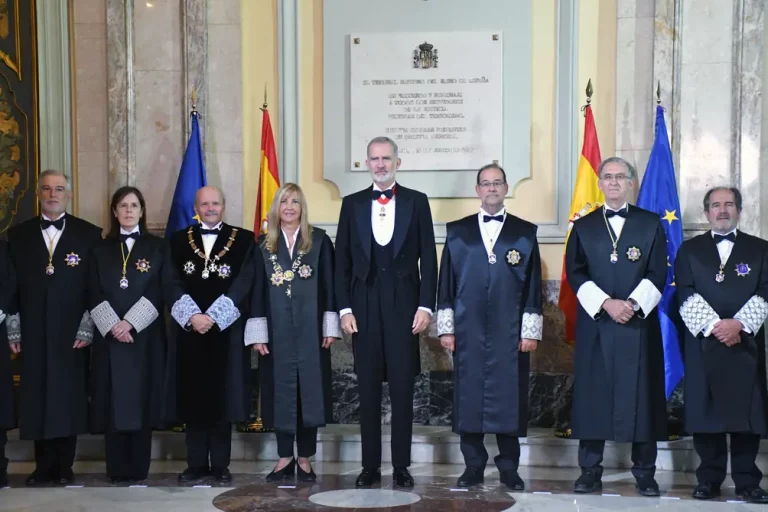 FOTOGRAFÍA. MADRID (REINO DE ESPAÑA), 05 DE SEPTIEMBRE DE 2025. El jefe del Estado español su Majestad el rey Felipe Juan Pablo Alfonso de Todos los Santos de Borbón y Grecia (Felipe VI), preside el acto de apertura judicial 2025 - 2026; en la Sala de Plenos del Tribunal Supremo donde estuvieron presentes: presidente del Tribunal Supremo (TS) y del Consejo General del Poder Judicial (CGPJ) del Reino de España, María Isabel Perelló Doménech (Isabel Perelló); el imputado y procesado fiscal general del Estado, Álvaro García Ortiz (PSOE); los vocales del Consejo General del Poder Judicial, los integrantes de la Sala de Gobierno del Tribunal Supremo y los magistrados de este órgano judicial; y los presidentes de los Tribunales Superiores de Justicia de todo el Reino español, entre otras autoridades judiciales; como personalidad civiles de otros poderes del Estado, estuvieron presentes presencia de la presidente del Congreso de los Diputados, Francesca Lluc Armengol Socías (Francina Armengol) (PSOE); del ministro de la Presidencia, Justicia y Relaciones con las Cortes, Félix Bolaños García (PSOE); de la presidenta del Consejo de Estado, Carmen Calvo Poyato (PSOE); de la presidente del Tribunal de Cuentas, Enriqueta Chicano Jávega (PSOE); y del Defensor del Pueblo, Ángel Gabilondo Pujol (PSOE).