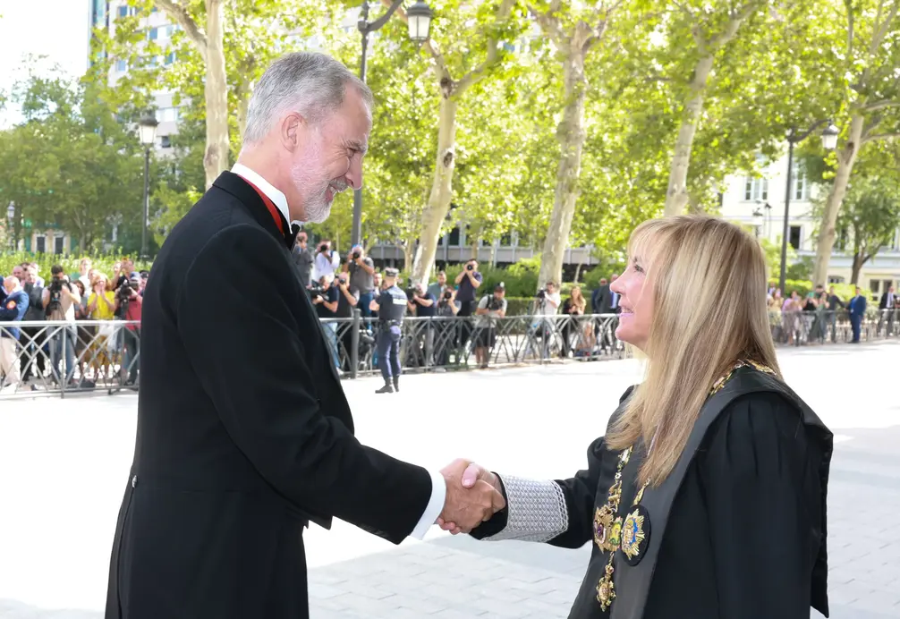 FOTOGRAFÍA. MADRID (REINO DE ESPAÑA), 05 DE SEPTIEMBRE DE 2025. El jefe del Estado español su Majestad el rey Felipe Juan Pablo Alfonso de Todos los Santos de Borbón y Grecia (Felipe VI), preside el acto de apertura judicial 2025 - 2026; en la Sala de Plenos del Tribunal Supremo donde estuvieron presentes: presidente del Tribunal Supremo (TS) y del Consejo General del Poder Judicial (CGPJ) del Reino de España, María Isabel Perelló Doménech (Isabel Perelló); el imputado y procesado fiscal general del Estado, Álvaro García Ortiz (PSOE); los vocales del Consejo General del Poder Judicial, los integrantes de la Sala de Gobierno del Tribunal Supremo y los magistrados de este órgano judicial; y los presidentes de los Tribunales Superiores de Justicia de todo el Reino español, entre otras autoridades judiciales; como personalidad civiles de otros poderes del Estado, estuvieron presentes presencia de la presidente del Congreso de los Diputados, Francesca Lluc Armengol Socías (Francina Armengol) (PSOE); del ministro de la Presidencia, Justicia y Relaciones con las Cortes, Félix Bolaños García (PSOE); de la presidenta del Consejo de Estado, Carmen Calvo Poyato (PSOE); de la presidente del Tribunal de Cuentas, Enriqueta Chicano Jávega (PSOE); y del Defensor del Pueblo, Ángel Gabilondo Pujol (PSOE).
