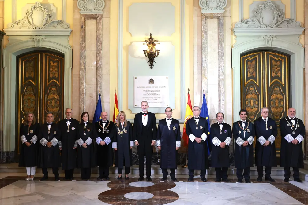 FOTOGRAFÍA. MADRID (REINO DE ESPAÑA), 05 DE SEPTIEMBRE DE 2025. El jefe del Estado español su Majestad el rey Felipe Juan Pablo Alfonso de Todos los Santos de Borbón y Grecia (Felipe VI), preside el acto de apertura judicial 2025 - 2026; en la Sala de Plenos del Tribunal Supremo donde estuvieron presentes: presidente del Tribunal Supremo (TS) y del Consejo General del Poder Judicial (CGPJ) del Reino de España, María Isabel Perelló Doménech (Isabel Perelló); el imputado y procesado fiscal general del Estado, Álvaro García Ortiz (PSOE); los vocales del Consejo General del Poder Judicial, los integrantes de la Sala de Gobierno del Tribunal Supremo y los magistrados de este órgano judicial; y los presidentes de los Tribunales Superiores de Justicia de todo el Reino español, entre otras autoridades judiciales; como personalidad civiles de otros poderes del Estado, estuvieron presentes presencia de la presidente del Congreso de los Diputados, Francesca Lluc Armengol Socías (Francina Armengol) (PSOE); del ministro de la Presidencia, Justicia y Relaciones con las Cortes, Félix Bolaños García (PSOE); de la presidenta del Consejo de Estado, Carmen Calvo Poyato (PSOE); de la presidente del Tribunal de Cuentas, Enriqueta Chicano Jávega (PSOE); y del Defensor del Pueblo, Ángel Gabilondo Pujol (PSOE).