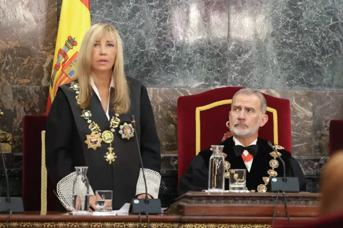 FOTOGRAFÍA. MADRID (REINO DE ESPAÑA), 05 DE SEPTIEMBRE DE 2025. El jefe del Estado español su Majestad el rey Felipe Juan Pablo Alfonso de Todos los Santos de Borbón y Grecia (Felipe VI), preside el acto de apertura judicial 2025 - 2026; en la Sala de Plenos del Tribunal Supremo donde estuvieron presentes: presidente del Tribunal Supremo (TS) y del Consejo General del Poder Judicial (CGPJ) del Reino de España, María Isabel Perelló Doménech (Isabel Perelló); el imputado y procesado fiscal general del Estado, Álvaro García Ortiz (PSOE); los vocales del Consejo General del Poder Judicial, los integrantes de la Sala de Gobierno del Tribunal Supremo y los magistrados de este órgano judicial; y los presidentes de los Tribunales Superiores de Justicia de todo el Reino español, entre otras autoridades judiciales; como personalidad civiles de otros poderes del Estado, estuvieron presentes presencia de la presidente del Congreso de los Diputados, Francesca Lluc Armengol Socías (Francina Armengol) (PSOE); del ministro de la Presidencia, Justicia y Relaciones con las Cortes, Félix Bolaños García (PSOE); de la presidenta del Consejo de Estado, Carmen Calvo Poyato (PSOE); de la presidente del Tribunal de Cuentas, Enriqueta Chicano Jávega (PSOE); y del Defensor del Pueblo, Ángel Gabilondo Pujol (PSOE). Lasvocesdelpueblo (Ñ Pueblo)