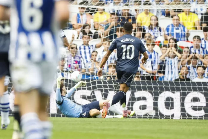 FOTOGRAFÍA. SAN SEBASTIÁN (LAS VASCONGADAS) REINO DE ESPAÑA, 13 DE SEPTIEMBRE DE 2025. El delantero francés del Real Madrid, Kylian Mbappé, remata a gol contra la Real Sociedad durante el partido de la jornada 4 de La Liga EA Sports este sábado en el estadio Municipal de Anoeta en San Sebastián.- Efe