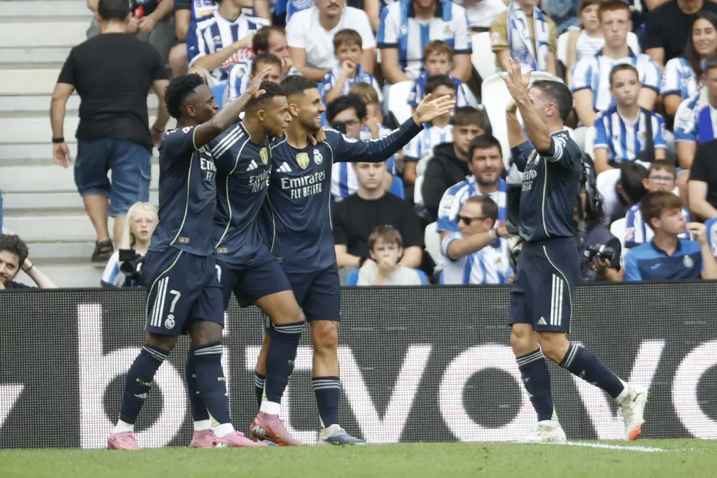 FOTOGRAFÍA. SAN SEBASTIÁN (LAS VASCONGADAS) REINO DE ESPAÑA, 13 DE SEPTIEMBRE DE 2025. Los jugadores del Real Madrid celebran el gol de Arda Guler, durante el partido de la jornada 4 de La Liga EA Sports este sábado en el estadio Municipal de Anoeta en San Sebastián.- Efe