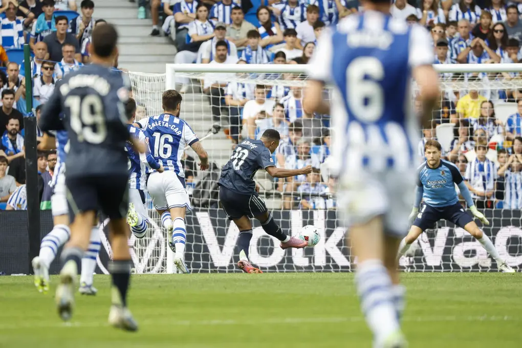 FOTOGRAFÍA. SAN SEBASTIÁN (LAS VASCONGADAS) REINO DE ESPAÑA, 13 DE SEPTIEMBRE DE 2025. El delantero francés del Real Madrid, Kylian Mbappé, remata a gol contra la Real Sociedad durante el partido de la jornada 4 de La Liga EA Sports este sábado en el estadio Municipal de Anoeta en San Sebastián.- Efe