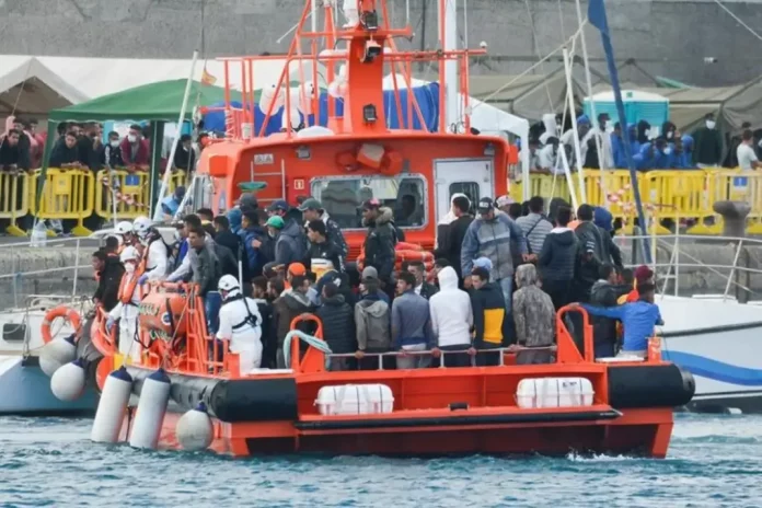 FOTOGRAFÍA. ARGUINEGUÍN (ESPAÑA), 08 DE NOVIEMBRE DE 2020. El responsable insular del área de Inmigración de Cruz Roja Aday González ha precisado que durante la noche han arribado a Gran Canaria entre 10 y 12 pateras con unas 600 inmigrantes irregulares a bordo. Efe 