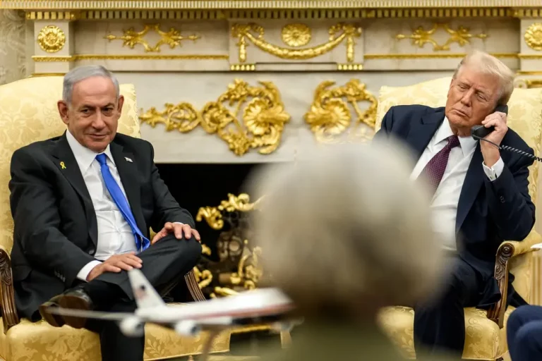 FOTOGRAFÍA. WASHINGTON (ESTADOS UNIDOS DE AMÉRICA, EEUU), 29 DE SEPTIEMBRE DE 2025. El primer ministro de Israel, "Bibi" Benjamín Netanyahu; continuó este lunes su agenda diplomática en la capital estadounidense de Washington D.C. con otra histórica reunión en la Casa Blanca con su homólogo presidente de la 45ª y actual 47ª Administración estadounidense, Donald John Trump, junto a todos los miembros de la Administración Donald John Trump/James David Vance (este último, vicepresidente de EEUU), en el despacho Oval, y una rueda de prensa en la que ambos mandatarios han hecho oficial el llamado "The Gaza Trump plan (Plan Trump para Gaza)", una Acuerdo de paz de 20 puntos que garantiza la libertad y seguridad de las vidas judías en el estado de Israel y abre un futuro de paz y convivencia entre los vecinos gazatíes secuestrados y adoctrinados por parte de los hijos del demonio en la tierra Hamás ISIS e Yihad Islámica palestina, proxy de la cabeza del serpiente antisemita y naziislamista Ayatolás ISIS (Irán). Subraya la primicia de una reconciliación entre israel y Catar también conocida hoy, tras una conversación telefónica entre Netanyahu y el primer ministro de Catar, Mohammed bin Abdulrahman bin Jassim Al Thani. la parte israelí ha hecho público las declaraciones del líder israelí en la conversación telefónica, pero desde Doha (Catar) hasta ahora el silencio, como siempre, ha sido el "mensaje" catarí a la prensa. Lasvocesdelpueblo (Ñ Pueblo)