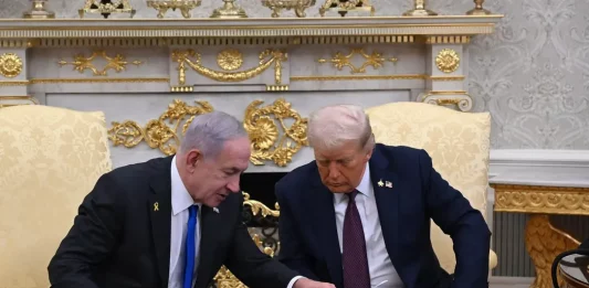 FOTOGRAFÍA. WASHINGTON (ESTADOS UNIDOS DE AMÉRICA, EEUU), 29 DE SEPTIEMBRE DE 2025. El primer ministro de Israel, "Bibi" Benjamín Netanyahu (i); continuó este lunes su agenda diplomática en la capital estadounidense de Washington D.C. con otra histórica reunión en la Casa Blanca con su homólogo presidente de la 45ª y actual 47ª Administración estadounidense, Donald John Trump (d); junto a todos los miembros de la Administración Donald John Trump/James David Vance (este último, vicepresidente de EEUU), en el despacho Oval, y una rueda de prensa en la que ambos mandatarios han hecho oficial el llamado "The Gaza Trump plan (Plan Trump para Gaza)", una Acuerdo de paz de 20 puntos que garantiza la libertad y seguridad de las vidas judías en el estado de Israel y abre un futuro de paz y convivencia entre los vecinos gazatíes secuestrados y adoctrinados por parte de los hijos del demonio en la tierra Hamás ISIS e Yihad Islámica palestina, proxy de la cabeza del serpiente antisemita y naziislamista Ayatolás ISIS (Irán). Subraya la primicia de una reconciliación entre israel y Catar también conocida hoy, tras una conversación telefónica entre Netanyahu y el primer ministro de Catar, Mohammed bin Abdulrahman bin Jassim Al Thani. la parte israelí ha hecho público las declaraciones del líder israelí en la conversación telefónica, pero desde Doha (Catar) hasta ahora el silencio, como siempre, ha sido el "mensaje" catarí a la prensa. Lasvocesdelpueblo (Ñ Pueblo)