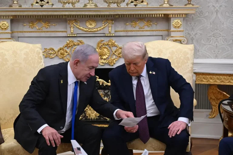 FOTOGRAFÍA. WASHINGTON (ESTADOS UNIDOS DE AMÉRICA, EEUU), 29 DE SEPTIEMBRE DE 2025. El primer ministro de Israel, "Bibi" Benjamín Netanyahu (i); continuó este lunes su agenda diplomática en la capital estadounidense de Washington D.C. con otra histórica reunión en la Casa Blanca con su homólogo presidente de la 45ª y actual 47ª Administración estadounidense, Donald John Trump (d); junto a todos los miembros de la Administración Donald John Trump/James David Vance (este último, vicepresidente de EEUU), en el despacho Oval, y una rueda de prensa en la que ambos mandatarios han hecho oficial el llamado "The Gaza Trump plan (Plan Trump para Gaza)", una Acuerdo de paz de 20 puntos que garantiza la libertad y seguridad de las vidas judías en el estado de Israel y abre un futuro de paz y convivencia entre los vecinos gazatíes secuestrados y adoctrinados por parte de los hijos del demonio en la tierra Hamás ISIS e Yihad Islámica palestina, proxy de la cabeza del serpiente antisemita y naziislamista Ayatolás ISIS (Irán). Subraya la primicia de una reconciliación entre israel y Catar también conocida hoy, tras una conversación telefónica entre Netanyahu y el primer ministro de Catar, Mohammed bin Abdulrahman bin Jassim Al Thani. la parte israelí ha hecho público las declaraciones del líder israelí en la conversación telefónica, pero desde Doha (Catar) hasta ahora el silencio, como siempre, ha sido el "mensaje" catarí a la prensa. Lasvocesdelpueblo (Ñ Pueblo)