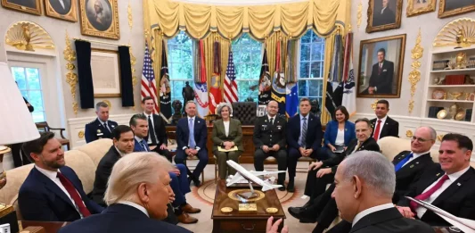 FOTOGRAFÍA. WASHINGTON (ESTADOS UNIDOS DE AMÉRICA, EEUU), 29 DE SEPTIEMBRE DE 2025. El primer ministro de Israel, "Bibi" Benjamín Netanyahu (d); continuó este lunes su agenda diplomática en la capital estadounidense de Washington D.C. con otra histórica reunión en la Casa Blanca con su homólogo presidente de la 45ª y actual 47ª Administración estadounidense, Donald John Trump (i); junto a todos los miembros de la Administración Donald John Trump/James David Vance (este último, vicepresidente de EEUU), en el despacho Oval, y una rueda de prensa en la que ambos mandatarios han hecho oficial el llamado "The Gaza Trump plan (Plan Trump para Gaza)", una Acuerdo de paz de 20 puntos que garantiza la libertad y seguridad de las vidas judías en el estado de Israel y abre un futuro de paz y convivencia entre los vecinos gazatíes secuestrados y adoctrinados por parte de los hijos del demonio en la tierra Hamás ISIS e Yihad Islámica palestina, proxy de la cabeza del serpiente antisemita y naziislamista Ayatolás ISIS (Irán). Subraya la primicia de una reconciliación entre israel y Catar también conocida hoy, tras una conversación telefónica entre Netanyahu y el primer ministro de Catar, Mohammed bin Abdulrahman bin Jassim Al Thani. la parte israelí ha hecho público las declaraciones del líder israelí en la conversación telefónica, pero desde Doha (Catar) hasta ahora el silencio, como siempre, ha sido el "mensaje" catarí a la prensa. Lasvocesdelpueblo (Ñ Pueblo)