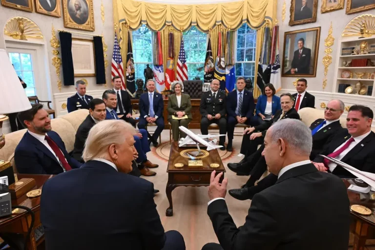 FOTOGRAFÍA. WASHINGTON (ESTADOS UNIDOS DE AMÉRICA, EEUU), 29 DE SEPTIEMBRE DE 2025. El primer ministro de Israel, "Bibi" Benjamín Netanyahu (d); continuó este lunes su agenda diplomática en la capital estadounidense de Washington D.C. con otra histórica reunión en la Casa Blanca con su homólogo presidente de la 45ª y actual 47ª Administración estadounidense, Donald John Trump (i); junto a todos los miembros de la Administración Donald John Trump/James David Vance (este último, vicepresidente de EEUU), en el despacho Oval, y una rueda de prensa en la que ambos mandatarios han hecho oficial el llamado "The Gaza Trump plan (Plan Trump para Gaza)", una Acuerdo de paz de 20 puntos que garantiza la libertad y seguridad de las vidas judías en el estado de Israel y abre un futuro de paz y convivencia entre los vecinos gazatíes secuestrados y adoctrinados por parte de los hijos del demonio en la tierra Hamás ISIS e Yihad Islámica palestina, proxy de la cabeza del serpiente antisemita y naziislamista Ayatolás ISIS (Irán). Subraya la primicia de una reconciliación entre israel y Catar también conocida hoy, tras una conversación telefónica entre Netanyahu y el primer ministro de Catar, Mohammed bin Abdulrahman bin Jassim Al Thani. la parte israelí ha hecho público las declaraciones del líder israelí en la conversación telefónica, pero desde Doha (Catar) hasta ahora el silencio, como siempre, ha sido el "mensaje" catarí a la prensa. Lasvocesdelpueblo (Ñ Pueblo)