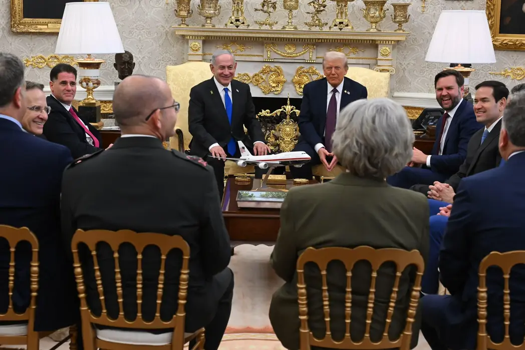 FOTOGRAFÍA. WASHINGTON (ESTADOS UNIDOS DE AMÉRICA, EEUU), 29 DE SEPTIEMBRE DE 2025. El primer ministro de Israel, "Bibi" Benjamín Netanyahu; continuó este lunes su agenda diplomática en la capital estadounidense de Washington D.C. con otra histórica reunión en la Casa Blanca con su homólogo presidente de la 45ª y actual 47ª Administración estadounidense, Donald John Trump, junto a todos los miembros de la Administración Donald John Trump/James David Vance (este último, vicepresidente de EEUU), en el despacho Oval, y una rueda de prensa en la que ambos mandatarios han hecho oficial el llamado "The Gaza Trump plan (Plan Trump para Gaza)", una Acuerdo de paz de 20 puntos que garantiza la libertad y seguridad de las vidas judías en el estado de Israel y abre un futuro de paz y convivencia entre los vecinos gazatíes secuestrados y adoctrinados por parte de los hijos del demonio en la tierra Hamás ISIS e Yihad Islámica palestina, proxy de la cabeza del serpiente antisemita y naziislamista Ayatolás ISIS (Irán). Subraya la primicia de una reconciliación entre israel y Catar también conocida hoy, tras una conversación telefónica entre Netanyahu y el primer ministro de Catar, Mohammed bin Abdulrahman bin Jassim Al Thani. la parte israelí ha hecho público las declaraciones del líder israelí en la conversación telefónica, pero desde Doha (Catar) hasta ahora el silencio, como siempre, ha sido el "mensaje" catarí a la prensa. Lasvocesdelpueblo (Ñ Pueblo)