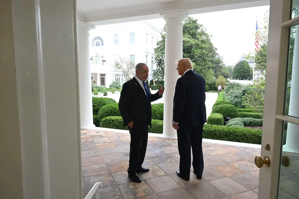 FOTOGRAFÍA. WASHINGTON (ESTADOS UNIDOS DE AMÉRICA, EEUU), 29 DE SEPTIEMBRE DE 2025. El primer ministro de Israel, "Bibi" Benjamín Netanyahu (i); continuó este lunes su agenda diplomática en la capital estadounidense de Washington D.C. con otra histórica reunión en la Casa Blanca con su homólogo presidente de la 45ª y actual 47ª Administración estadounidense, Donald John Trump (d); junto a todos los miembros de la Administración Donald John Trump/James David Vance (este último, vicepresidente de EEUU), en el despacho Oval, y una rueda de prensa en la que ambos mandatarios han hecho oficial el llamado "The Gaza Trump plan (Plan Trump para Gaza)", una Acuerdo de paz de 20 puntos que garantiza la libertad y seguridad de las vidas judías en el estado de Israel y abre un futuro de paz y convivencia entre los vecinos gazatíes secuestrados y adoctrinados por parte de los hijos del demonio en la tierra Hamás ISIS e Yihad Islámica palestina, proxy de la cabeza del serpiente antisemita y naziislamista Ayatolás ISIS (Irán). Subraya la primicia de una reconciliación entre israel y Catar también conocida hoy, tras una conversación telefónica entre Netanyahu y el primer ministro de Catar, Mohammed bin Abdulrahman bin Jassim Al Thani. la parte israelí ha hecho público las declaraciones del líder israelí en la conversación telefónica, pero desde Doha (Catar) hasta ahora el silencio, como siempre, ha sido el "mensaje" catarí a la prensa. Lasvocesdelpueblo (Ñ Pueblo)