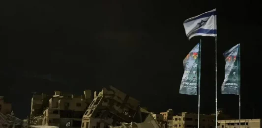 FOTOGRAFÍA. WASHINGTON (ESTADOS UNIDOS DE AMÉRICA, EEUU), 29 DE SEPTIEMBRE DE 2025. El primer ministro de Israel, "Bibi" Benjamín Netanyahu; continuó este lunes su agenda diplomática en la capital estadounidense de Washington D.C. con otra histórica reunión en la Casa Blanca con su homólogo presidente de la 45ª y actual 47ª Administración estadounidense, Donald John Trump, junto a todos los miembros de la Administración Donald John Trump/James David Vance (este último, vicepresidente de EEUU), en el despacho Oval, y una rueda de prensa en la que ambos mandatarios han hecho oficial el llamado "The Gaza Trump plan (Plan Trump para Gaza)", una Acuerdo de paz de 20 puntos que garantiza la libertad y seguridad de las vidas judías en el estado de Israel y abre un futuro de paz y convivencia entre los vecinos gazatíes secuestrados y adoctrinados por parte de los hijos del demonio en la tierra Hamás ISIS e Yihad Islámica palestina, proxy de la cabeza del serpiente antisemita y naziislamista Ayatolás ISIS (Irán). Se ha hecho oficial el Plan Trump para Gaza cuando las partes (Jerusalén y Washington) ya acarician la victoria en Gaza, hoy las Fuerzas de Defensa de Israel (FDI) han izado la bandera de Israel en el bastión de Hamás ISIS en el centro de Gaza, en el lugar elegido por Hamás ISIS para entregar los rehenes. Subrayar la primicia de una reconciliación entre israel y Catar también conocida hoy, tras una conversación telefónica entre Netanyahu y el primer ministro de Catar, Mohammed bin Abdulrahman bin Jassim Al Thani. La parte israelí ha hecho público las declaraciones del líder israelí en la conversación telefónica, pero desde Doha (Catar) hasta ahora el silencio, como siempre, ha sido el "mensaje" catarí a la prensa. Lasvocesdelpueblo (Ñ Pueblo)