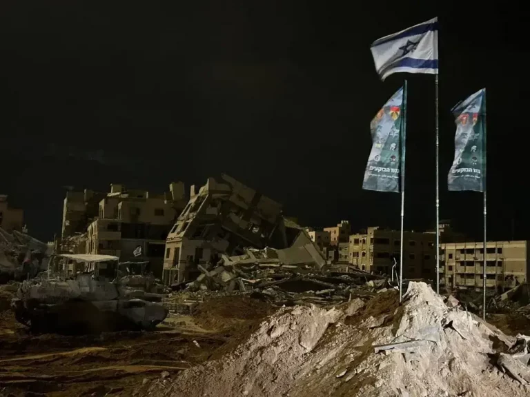 FOTOGRAFÍA. WASHINGTON (ESTADOS UNIDOS DE AMÉRICA, EEUU), 29 DE SEPTIEMBRE DE 2025. El primer ministro de Israel, "Bibi" Benjamín Netanyahu; continuó este lunes su agenda diplomática en la capital estadounidense de Washington D.C. con otra histórica reunión en la Casa Blanca con su homólogo presidente de la 45ª y actual 47ª Administración estadounidense, Donald John Trump, junto a todos los miembros de la Administración Donald John Trump/James David Vance (este último, vicepresidente de EEUU), en el despacho Oval, y una rueda de prensa en la que ambos mandatarios han hecho oficial el llamado "The Gaza Trump plan (Plan Trump para Gaza)", una Acuerdo de paz de 20 puntos que garantiza la libertad y seguridad de las vidas judías en el estado de Israel y abre un futuro de paz y convivencia entre los vecinos gazatíes secuestrados y adoctrinados por parte de los hijos del demonio en la tierra Hamás ISIS e Yihad Islámica palestina, proxy de la cabeza del serpiente antisemita y naziislamista Ayatolás ISIS (Irán). Se ha hecho oficial el Plan Trump para Gaza cuando las partes (Jerusalén y Washington) ya acarician la victoria en Gaza, hoy las Fuerzas de Defensa de Israel (FDI) han izado la bandera de Israel en el bastión de Hamás ISIS en el centro de Gaza, en el lugar elegido por Hamás ISIS para entregar los rehenes. Subrayar la primicia de una reconciliación entre israel y Catar también conocida hoy, tras una conversación telefónica entre Netanyahu y el primer ministro de Catar, Mohammed bin Abdulrahman bin Jassim Al Thani. La parte israelí ha hecho público las declaraciones del líder israelí en la conversación telefónica, pero desde Doha (Catar) hasta ahora el silencio, como siempre, ha sido el "mensaje" catarí a la prensa. Lasvocesdelpueblo (Ñ Pueblo)