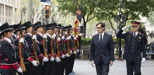 FOTOGRAFÍA. BARCELONA (CATALUÑA) REINO DE ESPAÑA, 11 DE SEPTIEMBRE DE 2025. Diada 2025. Ofrendas ante el monumento a Rafael Casanova Comes. El presidente del Gobierno autonómico de la Generalidad de Cataluña y secretario general del Partido Socialista en Cataluña (PSOE/PSC), Salvador Illa Roca (c), pasa revista a la guardia de honor mientras encabeza la ofrenda floral del Govern ante el monumento a Rafael Casanova, en el arranque de las celebraciones oficiales con motivo de la Diada, este jueves en Barcelona. Efe