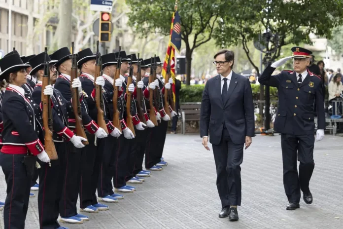 FOTOGRAFÍA. BARCELONA (CATALUÑA) REINO DE ESPAÑA, 11 DE SEPTIEMBRE DE 2025. Diada 2025. Ofrendas ante el monumento a Rafael Casanova Comes. El presidente del Gobierno autonómico de la Generalidad de Cataluña y secretario general del Partido Socialista en Cataluña (PSOE/PSC), Salvador Illa Roca (c), pasa revista a la guardia de honor mientras encabeza la ofrenda floral del Govern ante el monumento a Rafael Casanova, en el arranque de las celebraciones oficiales con motivo de la Diada, este jueves en Barcelona. Efe