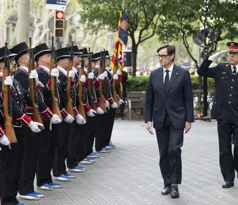 Carta a Salvador Illa por financiar a individuos vinculados a redes yihadistas FOTOGRAFÍA. BARCELONA (CATALUÑA) REINO DE ESPAÑA, 11 DE SEPTIEMBRE DE 2025. Diada 2025. Ofrendas ante el monumento a Rafael Casanova Comes. El presidente del Gobierno autonómico de la Generalidad de Cataluña y secretario general del Partido Socialista en Cataluña (PSOE/PSC), Salvador Illa Roca (c), pasa revista a la guardia de honor mientras encabeza la ofrenda floral del Govern ante el monumento a Rafael Casanova, en el arranque de las celebraciones oficiales con motivo de la Diada, este jueves en Barcelona. Efe