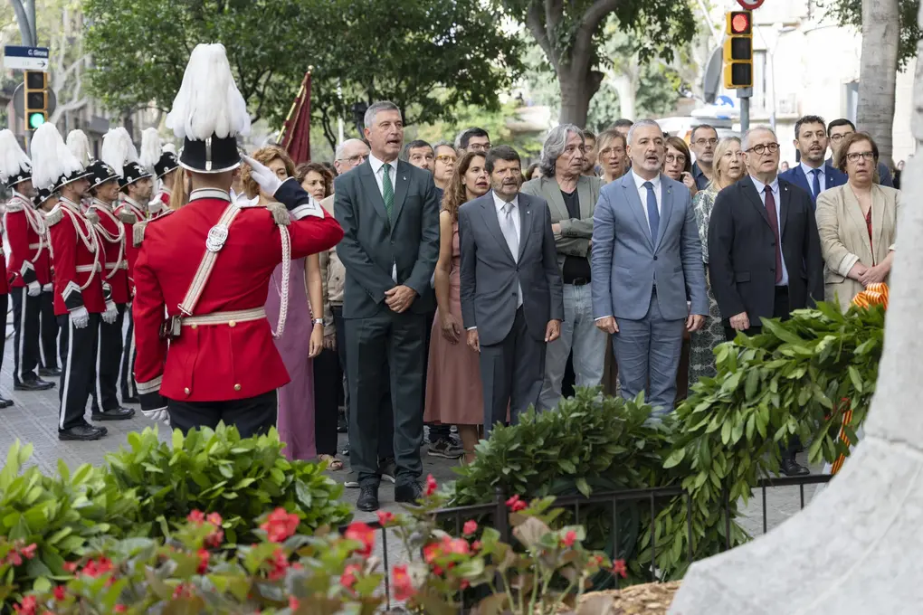 FOTOGRAFÍA. BARCELONA (CATALUÑA) REINO DE ESPAÑA, 11 DE SEPTIEMBRE DE 2025. Diada 2025. Ofrendas ante el monumento a Rafael Casanova Comes. Diada de Catalunya. Vista general durante la ofrenda floral del Gobierno autonómico de la Generalidad de Cataluña, en minoría y socialista (PSOE/PSC), ante el monumento a Rafael Casanova Comes, en el arranque de las celebraciones oficiales con motivo de la Diada, este jueves en Barcelona. Efe