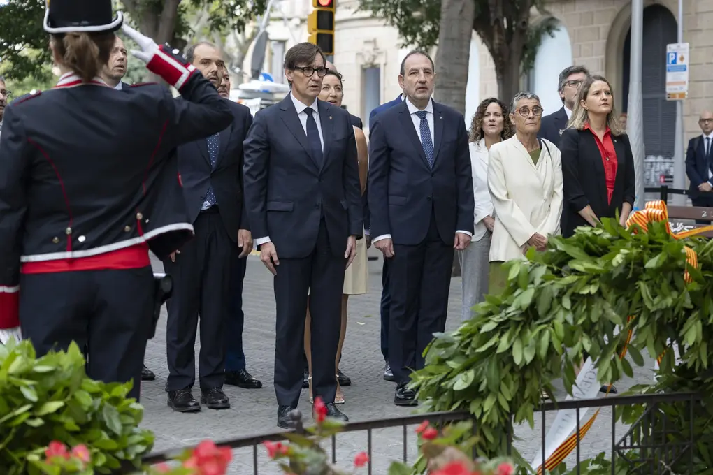 FOTOGRAFÍA. BARCELONA (CATALUÑA) REINO DE ESPAÑA, 11 DE SEPTIEMBRE DE 2025. Diada 2025. Ofrendas ante el monumento a Rafael Casanova Comes. El presidente del Gobierno autonómico de la Generalidad de Cataluña y secretario general del Partido Socialista en Cataluña (PSOE/PSC), Salvador Illa Roca (c), encabeza la ofrenda floral del Govern ante el monumento a Rafael Casanova, en el arranque de las celebraciones oficiales con motivo de la Diada, este jueves en Barcelona. Efe