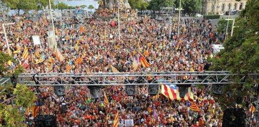 FOTOGRAFÍA. BARCELONA/GERONA/TORTOSA (CATALUÑA) REINO DE ESPAÑA, 11 DE SEPTIEMBRE DE 2025. Diada 2025 (Día de Cataluña, 11 de septiembre). El separatismo vuelve a fracasar y registrar calles vacías en la Diada al registra solo 28.000 personas en la gran manifestación del Once Septiembre en el centro de Barcelona y un total de "41.500 separatistas" en toda Cataluña: Barcelona (28.separatistas), Gerona (12.000 separatistas) y Tortosa (1.500 separatistas), la cifra total de participantes en la movilización separatista de esta Diada ha sido de 41.500 secesionistas. Para esta Diada, la principal asociación antiespañola en Cataluña, Assemblea Nacional Catalana (ANC), que preside el cantante de extrema izquierda Lluís Llach Grande, y otras entidades secesionistas convocantes habían diseñado una movilización descentralizada, con tres manifestaciones simultáneas: en Barcelona, Gerona y Tortosa (Tarragona). La nueva formación separatista Aliança Catalana (AC) de la patriota anti-WOKE y alcaldesa de Ripoll (Gerona), Sílvia Orriols Serra, ha desafiado al golpismo de ultraizquierda y ha participado en la gran manifestación de Barcelona y en la ofrenda floral en el Monumento a Rafael casanova Comes. Lasvocesdelpueblo (Ñ Pueblo)