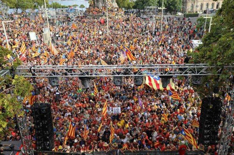 FOTOGRAFÍA. BARCELONA/GERONA/TORTOSA (CATALUÑA) REINO DE ESPAÑA, 11 DE SEPTIEMBRE DE 2025. Diada 2025 (Día de Cataluña, 11 de septiembre). El separatismo vuelve a fracasar y registrar calles vacías en la Diada al registra solo 28.000 personas en la gran manifestación del Once Septiembre en el centro de Barcelona y un total de "41.500 separatistas" en toda Cataluña: Barcelona (28.separatistas), Gerona (12.000 separatistas) y Tortosa (1.500 separatistas), la cifra total de participantes en la movilización separatista de esta Diada ha sido de 41.500 secesionistas. Para esta Diada, la principal asociación antiespañola en Cataluña, Assemblea Nacional Catalana (ANC), que preside el cantante de extrema izquierda Lluís Llach Grande, y otras entidades secesionistas convocantes habían diseñado una movilización descentralizada, con tres manifestaciones simultáneas: en Barcelona, Gerona y Tortosa (Tarragona). La nueva formación separatista Aliança Catalana (AC) de la patriota anti-WOKE y alcaldesa de Ripoll (Gerona), Sílvia Orriols Serra, ha desafiado al golpismo de ultraizquierda y ha participado en la gran manifestación de Barcelona y en la ofrenda floral en el Monumento a Rafael casanova Comes. Lasvocesdelpueblo (Ñ Pueblo)