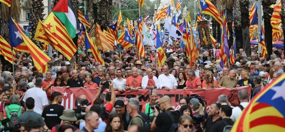 FOTOGRAFÍA. BARCELONA/GERONA/TORTOSA (CATALUÑA) REINO DE ESPAÑA, 11 DE SEPTIEMBRE DE 2025. Diada 2025 (Día de Cataluña, 11 de septiembre). El separatismo vuelve a fracasar y registrar calles vacías en la Diada al registra solo 28.000 personas en la gran manifestación del Once Septiembre en el centro de Barcelona y un total de "41.500 separatistas" en toda Cataluña: Barcelona (28.separatistas), Gerona (12.000 separatistas) y Tortosa (1.500 separatistas), la cifra total de participantes en la movilización separatista de esta Diada ha sido de 41.500 secesionistas. Para esta Diada, la principal asociación antiespañola en Cataluña, Assemblea Nacional Catalana (ANC), que preside el cantante de extrema izquierda Lluís Llach Grande, y otras entidades secesionistas convocantes habían diseñado una movilización descentralizada, con tres manifestaciones simultáneas: en Barcelona, Gerona y Tortosa (Tarragona). La nueva formación separatista Aliança Catalana (AC) de la patriota anti-WOKE y alcaldesa de Ripoll (Gerona), Sílvia Orriols Serra, ha desafiado al golpismo de ultraizquierda y ha participado en la gran manifestación de Barcelona y en la ofrenda floral en el Monumento a Rafael casanova Comes. Lasvocesdelpueblo (Ñ Pueblo)