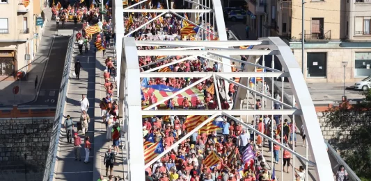 FOTOGRAFÍA. BARCELONA/GERONA/TORTOSA (CATALUÑA) REINO DE ESPAÑA, 11 DE SEPTIEMBRE DE 2025. Diada 2025 (Día de Cataluña, 11 de septiembre). El separatismo vuelve a fracasar y registrar calles vacías en la Diada al registra solo 28.000 personas en la gran manifestación del Once Septiembre en el centro de Barcelona y un total de "41.500 separatistas" en toda Cataluña: Barcelona (28.separatistas), Gerona (12.000 separatistas) y Tortosa (1.500 separatistas), la cifra total de participantes en la movilización separatista de esta Diada ha sido de 41.500 secesionistas. Para esta Diada, la principal asociación antiespañola en Cataluña, Assemblea Nacional Catalana (ANC), que preside el cantante de extrema izquierda Lluís Llach Grande, y otras entidades secesionistas convocantes habían diseñado una movilización descentralizada, con tres manifestaciones simultáneas: en Barcelona, Gerona y Tortosa (Tarragona). La nueva formación separatista Aliança Catalana (AC) de la patriota anti-WOKE y alcaldesa de Ripoll (Gerona), Sílvia Orriols Serra, ha desafiado al golpismo de ultraizquierda y ha participado en la gran manifestación de Barcelona y en la ofrenda floral en el Monumento a Rafael casanova Comes. Lasvocesdelpueblo (Ñ Pueblo)