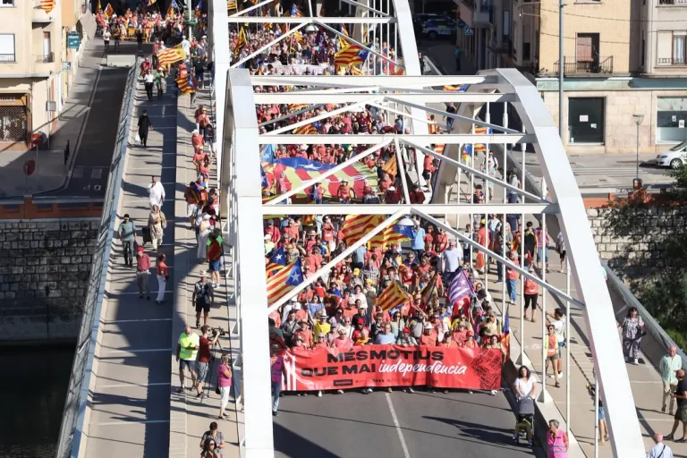 FOTOGRAFÍA. BARCELONA/GERONA/TORTOSA (CATALUÑA) REINO DE ESPAÑA, 11 DE SEPTIEMBRE DE 2025. Diada 2025 (Día de Cataluña, 11 de septiembre). El separatismo vuelve a fracasar y registrar calles vacías en la Diada al registra solo 28.000 personas en la gran manifestación del Once Septiembre en el centro de Barcelona y un total de "41.500 separatistas" en toda Cataluña: Barcelona (28.separatistas), Gerona (12.000 separatistas) y Tortosa (1.500 separatistas), la cifra total de participantes en la movilización separatista de esta Diada ha sido de 41.500 secesionistas. Para esta Diada, la principal asociación antiespañola en Cataluña, Assemblea Nacional Catalana (ANC), que preside el cantante de extrema izquierda Lluís Llach Grande, y otras entidades secesionistas convocantes habían diseñado una movilización descentralizada, con tres manifestaciones simultáneas: en Barcelona, Gerona y Tortosa (Tarragona). La nueva formación separatista Aliança Catalana (AC) de la patriota anti-WOKE y alcaldesa de Ripoll (Gerona), Sílvia Orriols Serra, ha desafiado al golpismo de ultraizquierda y ha participado en la gran manifestación de Barcelona y en la ofrenda floral en el Monumento a Rafael casanova Comes. Lasvocesdelpueblo (Ñ Pueblo)