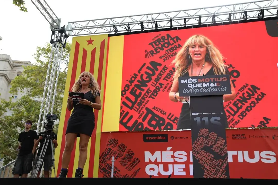 FOTOGRAFÍA. BARCELONA/GERONA/TORTOSA (CATALUÑA) REINO DE ESPAÑA, 11 DE SEPTIEMBRE DE 2025. Diada 2025 (Día de Cataluña, 11 de septiembre). El separatismo vuelve a fracasar y registrar calles vacías en la Diada al registra solo 28.000 personas en la gran manifestación del Once Septiembre en el centro de Barcelona y un total de "41.500 separatistas" en toda Cataluña: Barcelona (28.separatistas), Gerona (12.000 separatistas) y Tortosa (1.500 separatistas), la cifra total de participantes en la movilización separatista de esta Diada ha sido de 41.500 secesionistas. Para esta Diada, la principal asociación antiespañola en Cataluña, Assemblea Nacional Catalana (ANC), que preside el cantante de extrema izquierda Lluís Llach Grande, y otras entidades secesionistas convocantes habían diseñado una movilización descentralizada, con tres manifestaciones simultáneas: en Barcelona, Gerona y Tortosa (Tarragona). La nueva formación separatista Aliança Catalana (AC) de la patriota anti-WOKE y alcaldesa de Ripoll (Gerona), Sílvia Orriols Serra, ha desafiado al golpismo de ultraizquierda y ha participado en la gran manifestación de Barcelona y en la ofrenda floral en el Monumento a Rafael casanova Comes. Lasvocesdelpueblo (Ñ Pueblo)