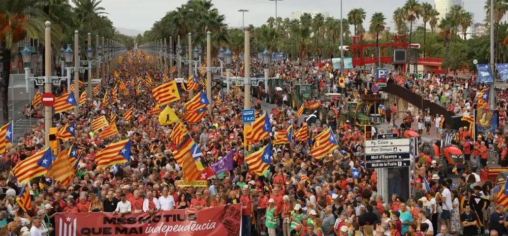 FOTOGRAFÍA. BARCELONA/GERONA/TORTOSA (CATALUÑA) REINO DE ESPAÑA, 11 DE SEPTIEMBRE DE 2025. Diada 2025 (Día de Cataluña, 11 de septiembre). El separatismo vuelve a fracasar y registrar calles vacías en la Diada al registra solo 28.000 personas en la gran manifestación del Once Septiembre en el centro de Barcelona y un total de "41.500 separatistas" en toda Cataluña: Barcelona (28.separatistas), Gerona (12.000 separatistas) y Tortosa (1.500 separatistas), la cifra total de participantes en la movilización separatista de esta Diada ha sido de 41.500 secesionistas. Para esta Diada, la principal asociación antiespañola en Cataluña, Assemblea Nacional Catalana (ANC), que preside el cantante de extrema izquierda Lluís Llach Grande, y otras entidades secesionistas convocantes habían diseñado una movilización descentralizada, con tres manifestaciones simultáneas: en Barcelona, Gerona y Tortosa (Tarragona). La nueva formación separatista Aliança Catalana (AC) de la patriota anti-WOKE y alcaldesa de Ripoll (Gerona), Sílvia Orriols Serra, ha desafiado al golpismo de ultraizquierda y ha participado en la gran manifestación de Barcelona y en la ofrenda floral en el Monumento a Rafael casanova Comes. Lasvocesdelpueblo (Ñ Pueblo)