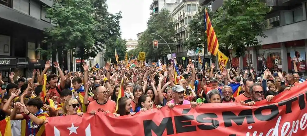 FOTOGRAFÍA. BARCELONA/GERONA/TORTOSA (CATALUÑA) REINO DE ESPAÑA, 11 DE SEPTIEMBRE DE 2025. Diada 2025 (Día de Cataluña, 11 de septiembre). El separatismo vuelve a fracasar y registrar calles vacías en la Diada al registra solo 28.000 personas en la gran manifestación del Once Septiembre en el centro de Barcelona y un total de "41.500 separatistas" en toda Cataluña: Barcelona (28.separatistas), Gerona (12.000 separatistas) y Tortosa (1.500 separatistas), la cifra total de participantes en la movilización separatista de esta Diada ha sido de 41.500 secesionistas. Para esta Diada, la principal asociación antiespañola en Cataluña, Assemblea Nacional Catalana (ANC), que preside el cantante de extrema izquierda Lluís Llach Grande, y otras entidades secesionistas convocantes habían diseñado una movilización descentralizada, con tres manifestaciones simultáneas: en Barcelona, Gerona y Tortosa (Tarragona). La nueva formación separatista Aliança Catalana (AC) de la patriota anti-WOKE y alcaldesa de Ripoll (Gerona), Sílvia Orriols Serra, ha desafiado al golpismo de ultraizquierda y ha participado en la gran manifestación de Barcelona y en la ofrenda floral en el Monumento a Rafael casanova Comes. Lasvocesdelpueblo (Ñ Pueblo)