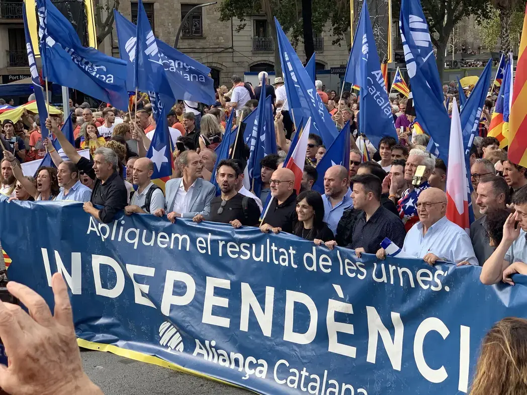 FOTOGRAFÍA. BARCELONA/GERONA/TORTOSA (CATALUÑA) REINO DE ESPAÑA, 11 DE SEPTIEMBRE DE 2025. Diada 2025 (Día de Cataluña, 11 de septiembre). El separatismo vuelve a fracasar y registrar calles vacías en la Diada al registra solo 28.000 personas en la gran manifestación del Once Septiembre en el centro de Barcelona y un total de "41.500 separatistas" en toda Cataluña: Barcelona (28.separatistas), Gerona (12.000 separatistas) y Tortosa (1.500 separatistas), la cifra total de participantes en la movilización separatista de esta Diada ha sido de 41.500 secesionistas. Para esta Diada, la principal asociación antiespañola en Cataluña, Assemblea Nacional Catalana (ANC), que preside el cantante de extrema izquierda Lluís Llach Grande, y otras entidades secesionistas convocantes habían diseñado una movilización descentralizada, con tres manifestaciones simultáneas: en Barcelona, Gerona y Tortosa (Tarragona). La nueva formación separatista Aliança Catalana (AC) de la patriota anti-WOKE y alcaldesa de Ripoll (Gerona), Sílvia Orriols Serra, ha desafiado al golpismo de ultraizquierda y ha participado en la gran manifestación de Barcelona y en la ofrenda floral en el Monumento a Rafael casanova Comes. Lasvocesdelpueblo (Ñ Pueblo)