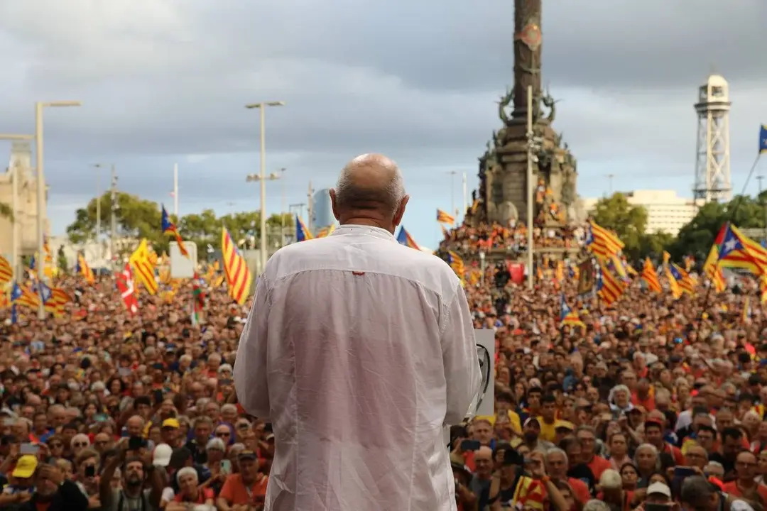 FOTOGRAFÍA. BARCELONA/GERONA/TORTOSA (CATALUÑA) REINO DE ESPAÑA, 11 DE SEPTIEMBRE DE 2025. Diada 2025 (Día de Cataluña, 11 de septiembre). El separatismo vuelve a fracasar y registrar calles vacías en la Diada al registra solo 28.000 personas en la gran manifestación del Once Septiembre en el centro de Barcelona y un total de "41.500 separatistas" en toda Cataluña: Barcelona (28.separatistas), Gerona (12.000 separatistas) y Tortosa (1.500 separatistas), la cifra total de participantes en la movilización separatista de esta Diada ha sido de 41.500 secesionistas. Para esta Diada, la principal asociación antiespañola en Cataluña, Assemblea Nacional Catalana (ANC), que preside el cantante de extrema izquierda Lluís Llach Grande, y otras entidades secesionistas convocantes habían diseñado una movilización descentralizada, con tres manifestaciones simultáneas: en Barcelona, Gerona y Tortosa (Tarragona). La nueva formación separatista Aliança Catalana (AC) de la patriota anti-WOKE y alcaldesa de Ripoll (Gerona), Sílvia Orriols Serra, ha desafiado al golpismo de ultraizquierda y ha participado en la gran manifestación de Barcelona y en la ofrenda floral en el Monumento a Rafael casanova Comes. Lasvocesdelpueblo (Ñ Pueblo)