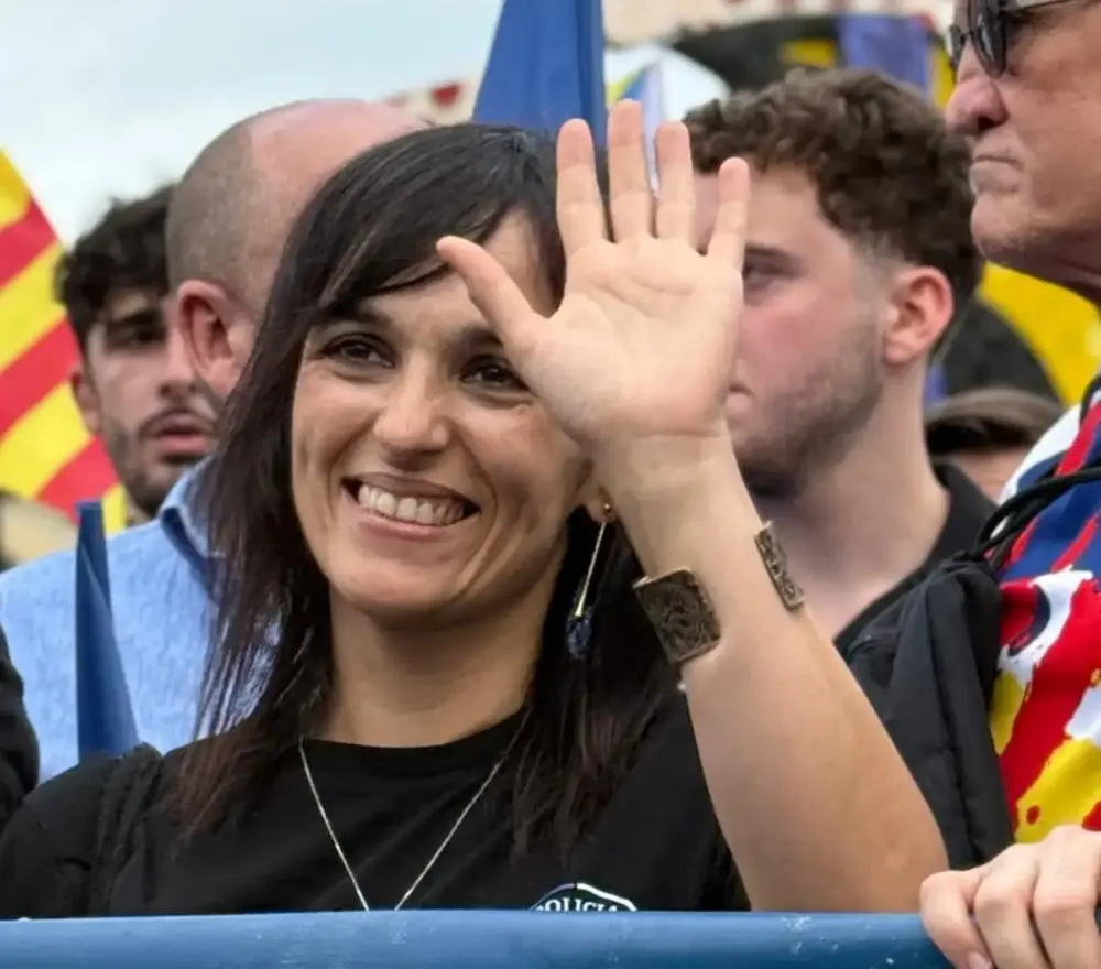 FOTOGRAFÍA. BARCELONA/GERONA/TORTOSA (CATALUÑA) REINO DE ESPAÑA, 11 DE SEPTIEMBRE DE 2025. Diada 2025 (Día de Cataluña, 11 de septiembre). El separatismo vuelve a fracasar y registrar calles vacías en la Diada al registra solo 28.000 personas en la gran manifestación del Once Septiembre en el centro de Barcelona y un total de "41.500 separatistas" en toda Cataluña: Barcelona (28.separatistas), Gerona (12.000 separatistas) y Tortosa (1.500 separatistas), la cifra total de participantes en la movilización separatista de esta Diada ha sido de 41.500 secesionistas. Para esta Diada, la principal asociación antiespañola en Cataluña, Assemblea Nacional Catalana (ANC), que preside el cantante de extrema izquierda Lluís Llach Grande, y otras entidades secesionistas convocantes habían diseñado una movilización descentralizada, con tres manifestaciones simultáneas: en Barcelona, Gerona y Tortosa (Tarragona). La nueva formación separatista Aliança Catalana (AC) de la patriota anti-WOKE y alcaldesa de Ripoll (Gerona), Sílvia Orriols Serra, ha desafiado al golpismo de ultraizquierda y ha participado en la gran manifestación de Barcelona y en la ofrenda floral en el Monumento a Rafael casanova Comes. Lasvocesdelpueblo (Ñ Pueblo)