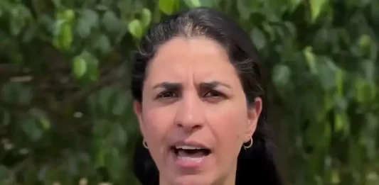 FOTOGRAFÍA. JERUSALÉN (ISRAEL), 30 DE SEPTIEMBRE DE 2025. Capitana Ella Waweya, Jefe de la Oficina de Medios de Comunicación árabes en las Fuerzas de Defensa de Israel (FDI) del Ejército Israelí Tzáhal y Comandante adjunto de la Unidad de Portavoces del Tzáhal, registrada este martes, 30 de septiembre de 2025, durante unas declaraciones sobre el primer aniversario de la tercera guerra de Israel contra los terroristas naziislamistas en el Líbano, que integran el grupo de los hijos del mal en la tierra llamado Hezbollah ISIS. Ese día, Israel bautizó la histórica campaña militar en el sur del Líbano con "Operación Flechas del Norte ( Operation Arrows to the North)"; una operación que permitió el envío express (entrega rápida) al infierno al jefe de esta organización de satanás, el naziislamista Hassan Nasrallah. Captura vídeo/Ella Waweya/Tzáhal/Lasvocesdelpueblo (Ñ Pueblo)