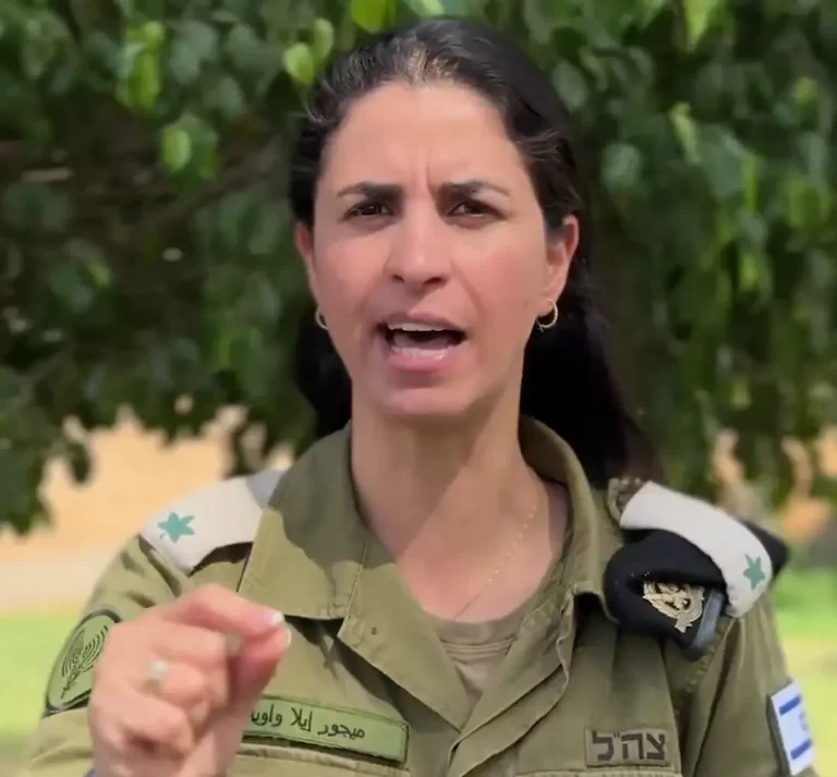 FOTOGRAFÍA. JERUSALÉN (ISRAEL), 30 DE SEPTIEMBRE DE 2025. Capitana Ella Waweya, Jefe de la Oficina de Medios de Comunicación árabes en las Fuerzas de Defensa de Israel (FDI) del Ejército Israelí Tzáhal y Comandante adjunto de la Unidad de Portavoces del Tzáhal, registrada este martes, 30 de septiembre de 2025, durante unas declaraciones sobre el primer aniversario de la tercera guerra de Israel contra los terroristas naziislamistas en el Líbano, que integran el grupo de los hijos del mal en la tierra llamado Hezbollah ISIS. Ese día, Israel bautizó la histórica campaña militar en el sur del Líbano con "Operación Flechas del Norte ( Operation Arrows to the North)"; una operación que permitió el envío express (entrega rápida) al infierno al jefe de esta organización de satanás, el naziislamista Hassan Nasrallah. Captura vídeo/Ella Waweya/Tzáhal/Lasvocesdelpueblo (Ñ Pueblo)